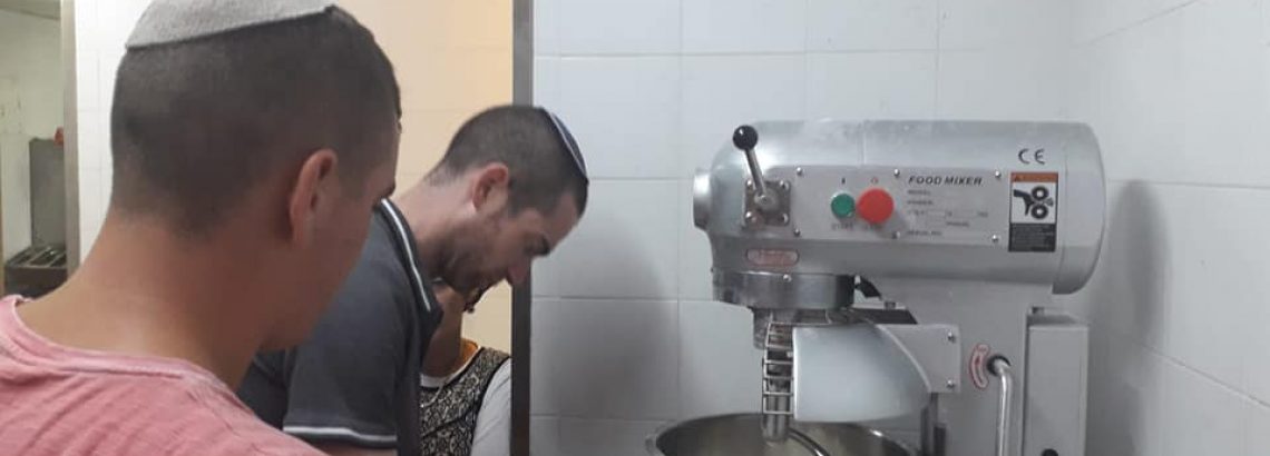תלמידי זוהרים מתכוננים לחג-שבועות